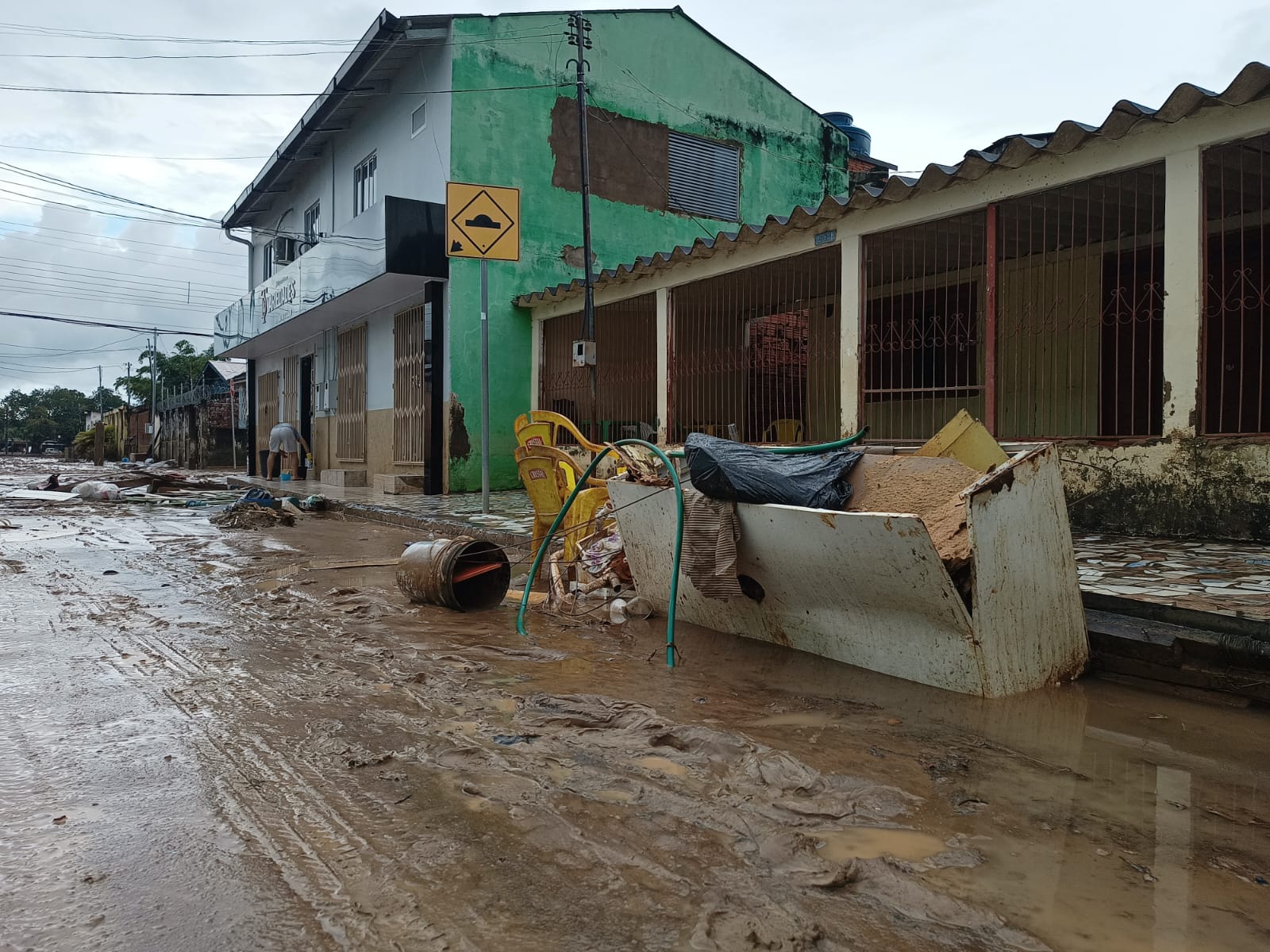 Bairro da Base: moradores tentam voltar à normalidade em meio aos destroços da enchente; assista a videorreportagem